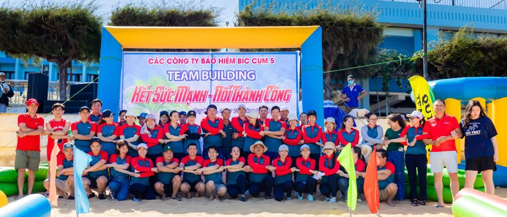 Check in backgrop tại bãi biển Quy Nhơn trước khi chơi teambuilding
