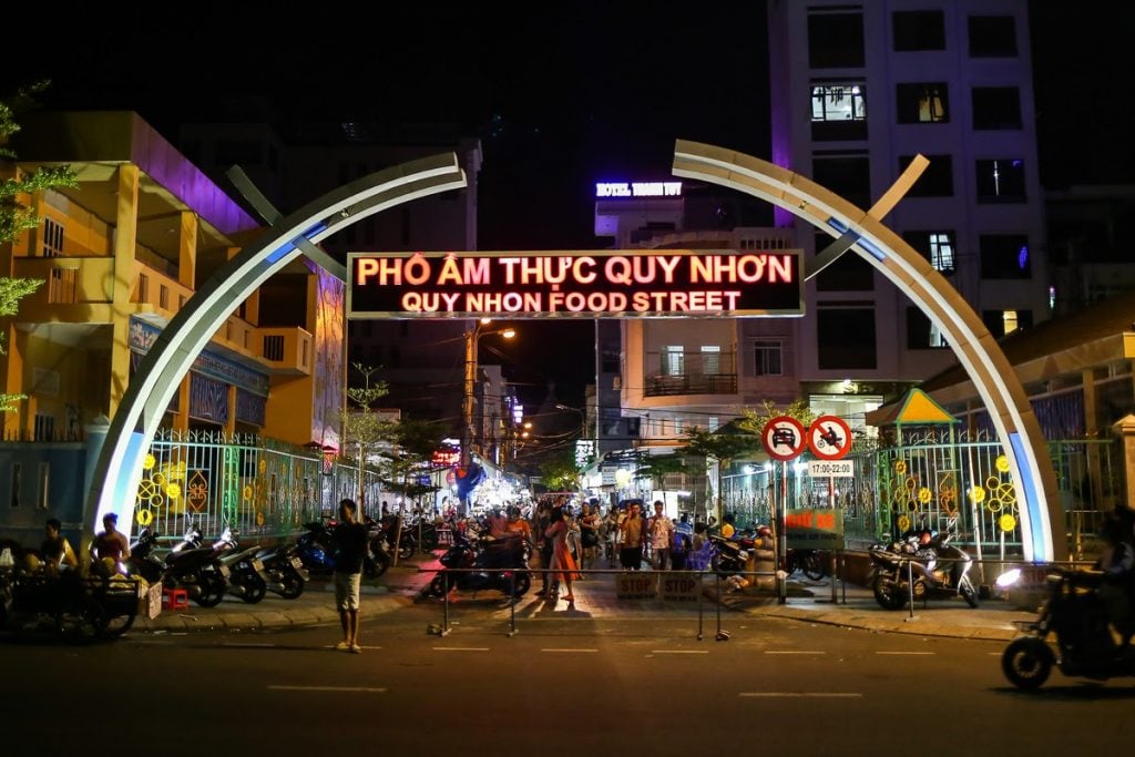 Phố ẩm thực Quy Nhơn - tourhaigiang.com.vn