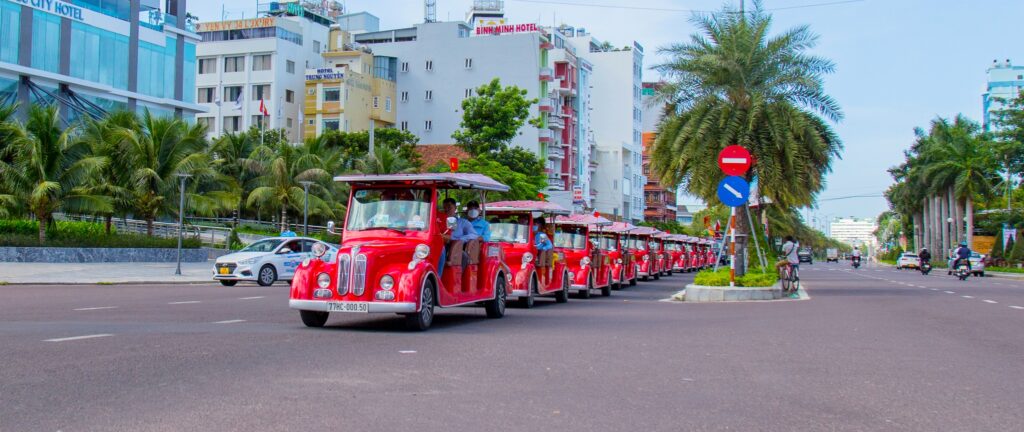 Xe điện Quy Nhơn - Trải nghiệm du lịch mới lạ à nha - tourhaigiang.com.vn